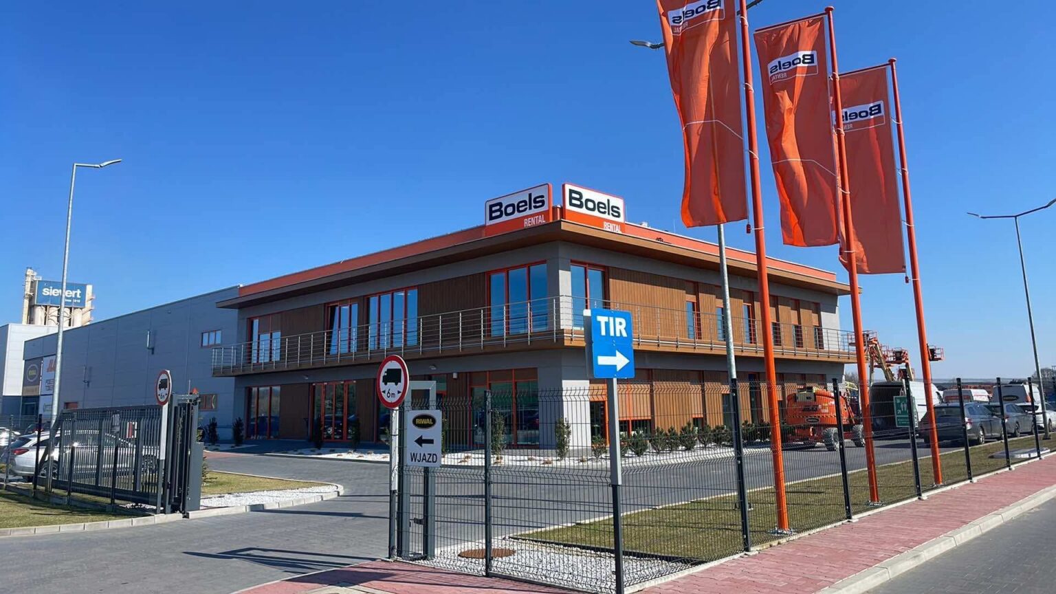 Oddział Boels Rental po rebrandingu - kasetony na elewacji i maszty flagowe