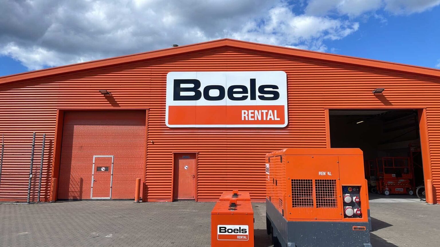 Kaseton Boels Rental na elewacji hali oddziału po zmianie identyfikacji wizualnej