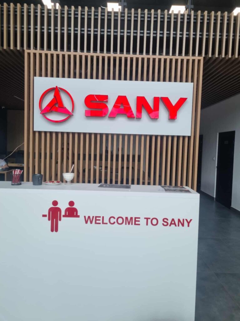 Oznakowanie recepcji i ściana powitalna dla firmy SANY — realizacja SEWTEAM