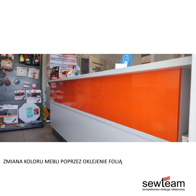 Lada w oddziale Boels oklejona pomarańczową folią - oznakowanie wewnętrzne