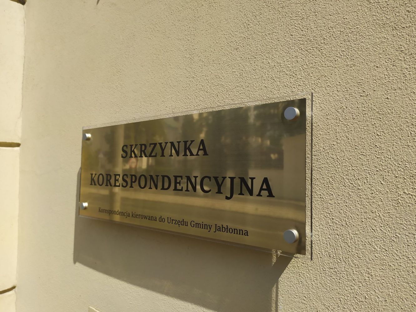 Porównanie materiałów reklamy zewnętrznej: dibond, pleksi PMMA i stal nierdzewna