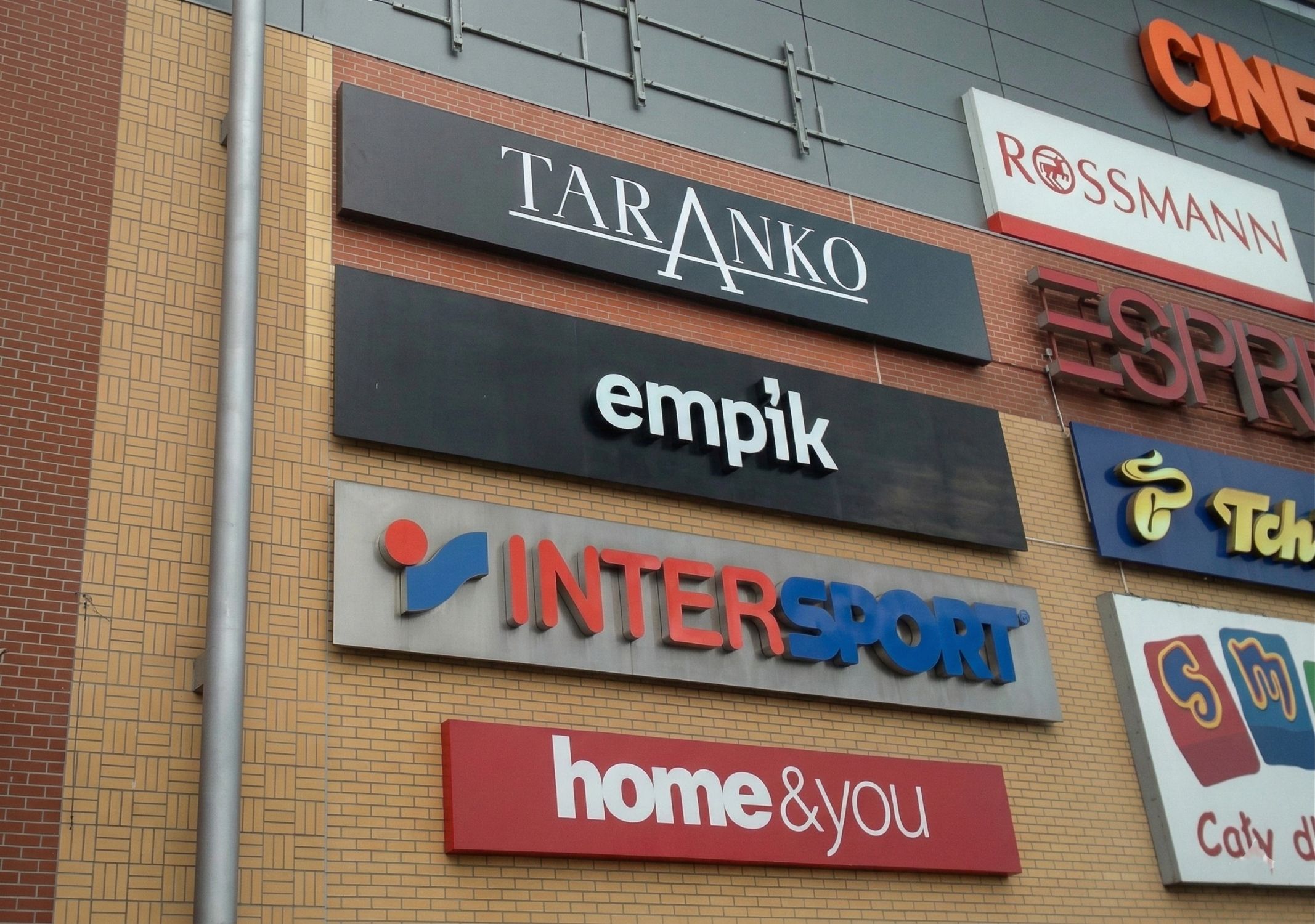 Hasła reklamowe na elewacji: podświetlany kaseton LED z krótkim sloganem firmy