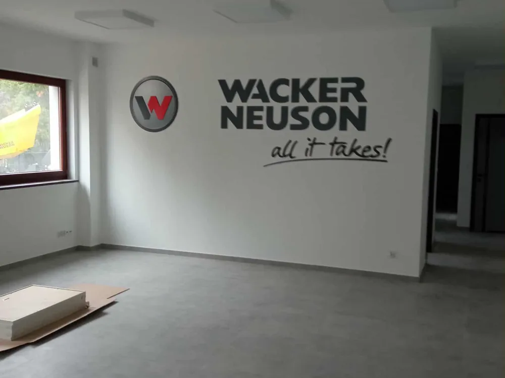 Logo Wacker Neuson na ścianie biura po montażu