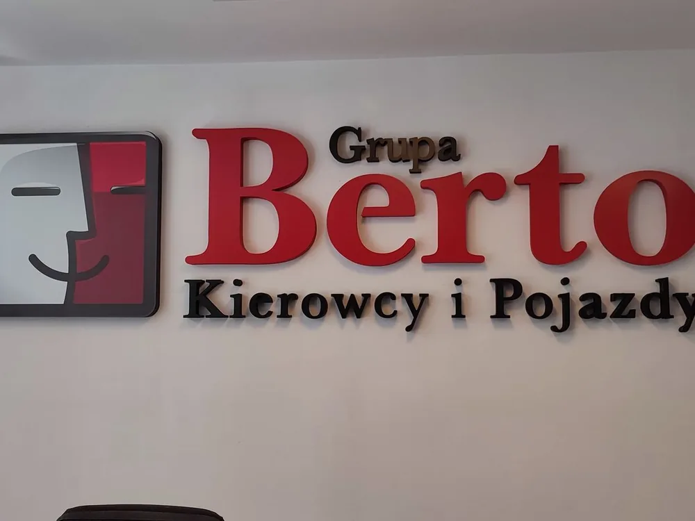 Litery przestrzenne Grupa Berto na ścianie