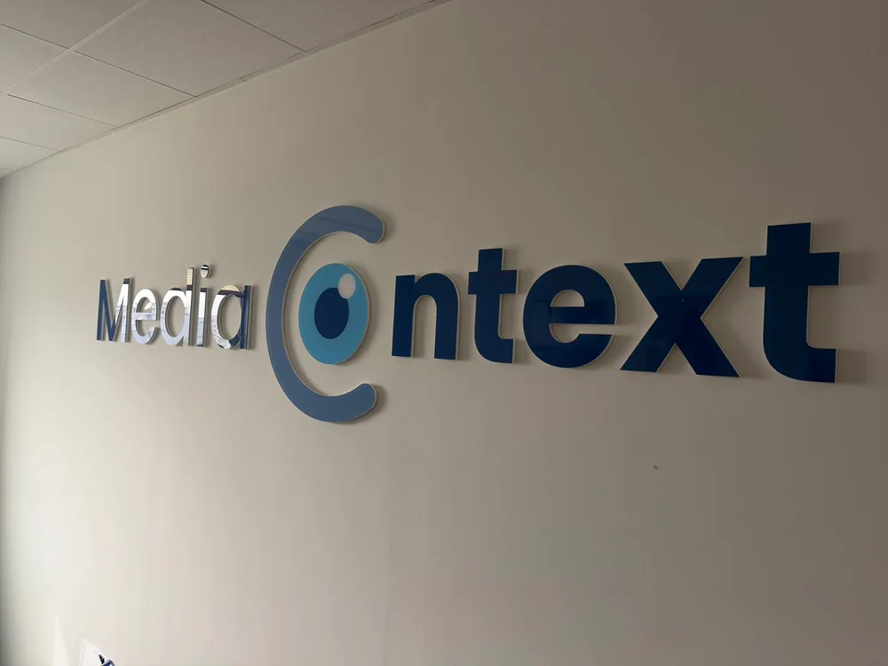 Litery Media Context przy wejściu do biura
