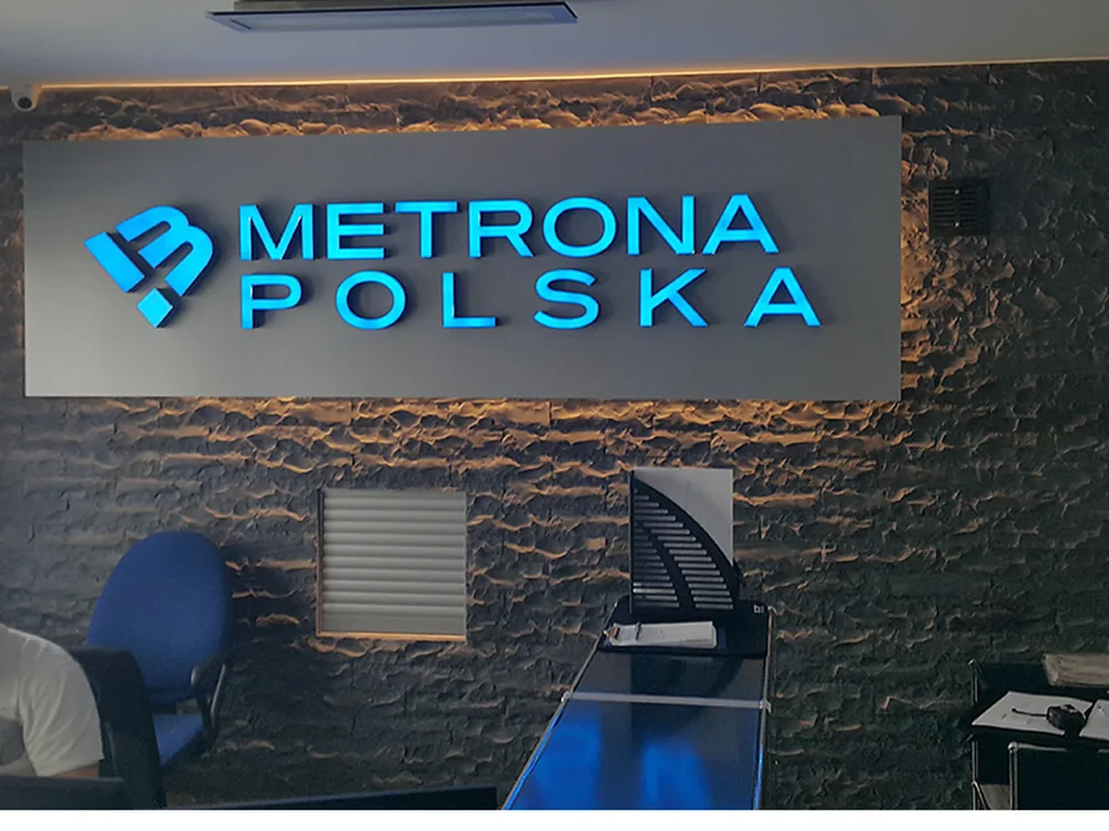 Podświetlane litery Metrona Polska w recepcji