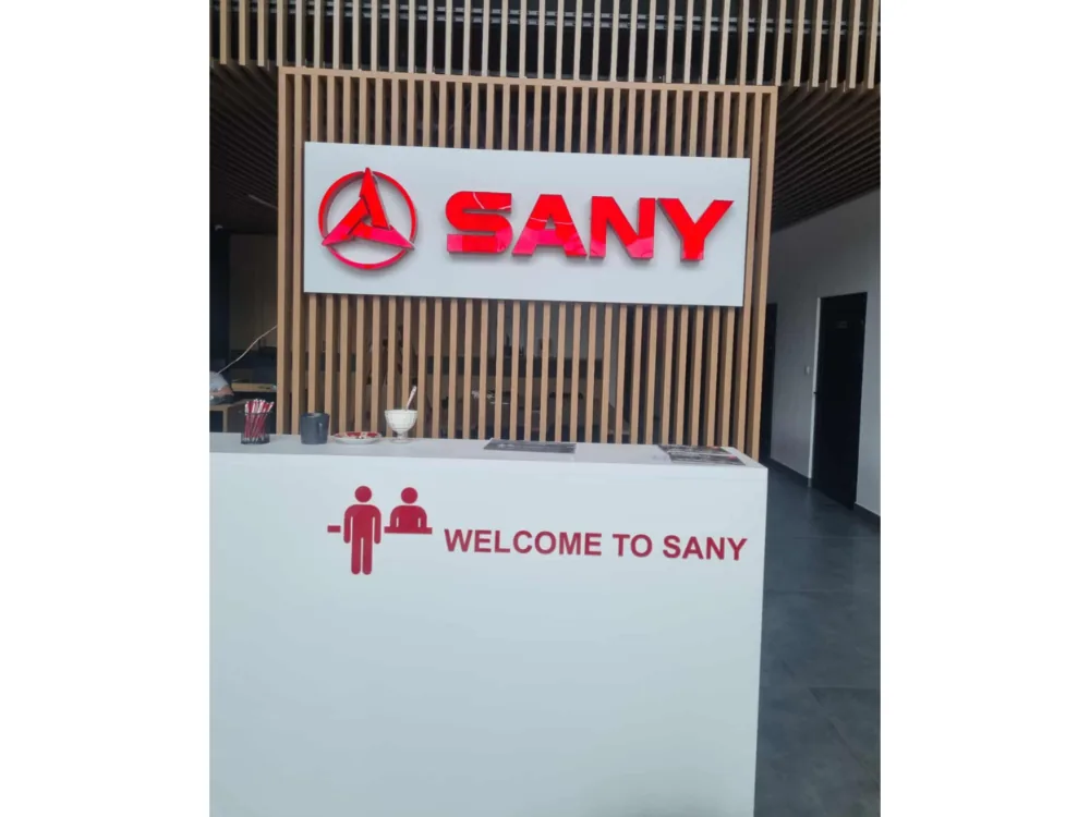 Znak SANY z podświetleniem w recepcji oddziału