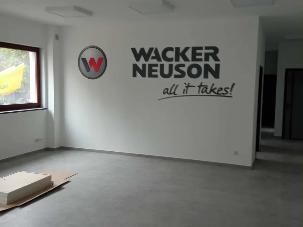Logo Wacker Neuson zamontowane na ścianie w biurze