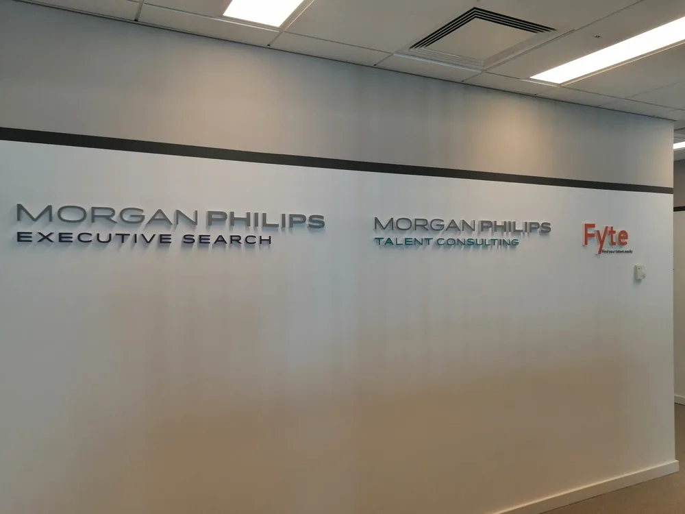 Logo Morgan Philips na ścianie recepcji