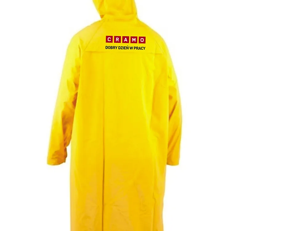 Żółta kurtka przeciwdeszczowa z logo CRAMO widziana od tyłu