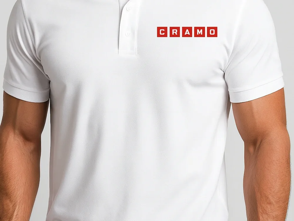 Białe polo firmowe z logo CRAMO