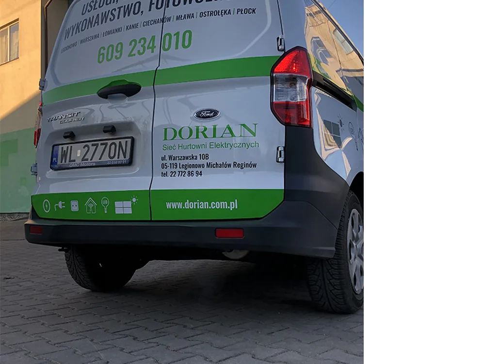 Bus Dorian z oklejeniem tyłu: logo i dane kontaktowe