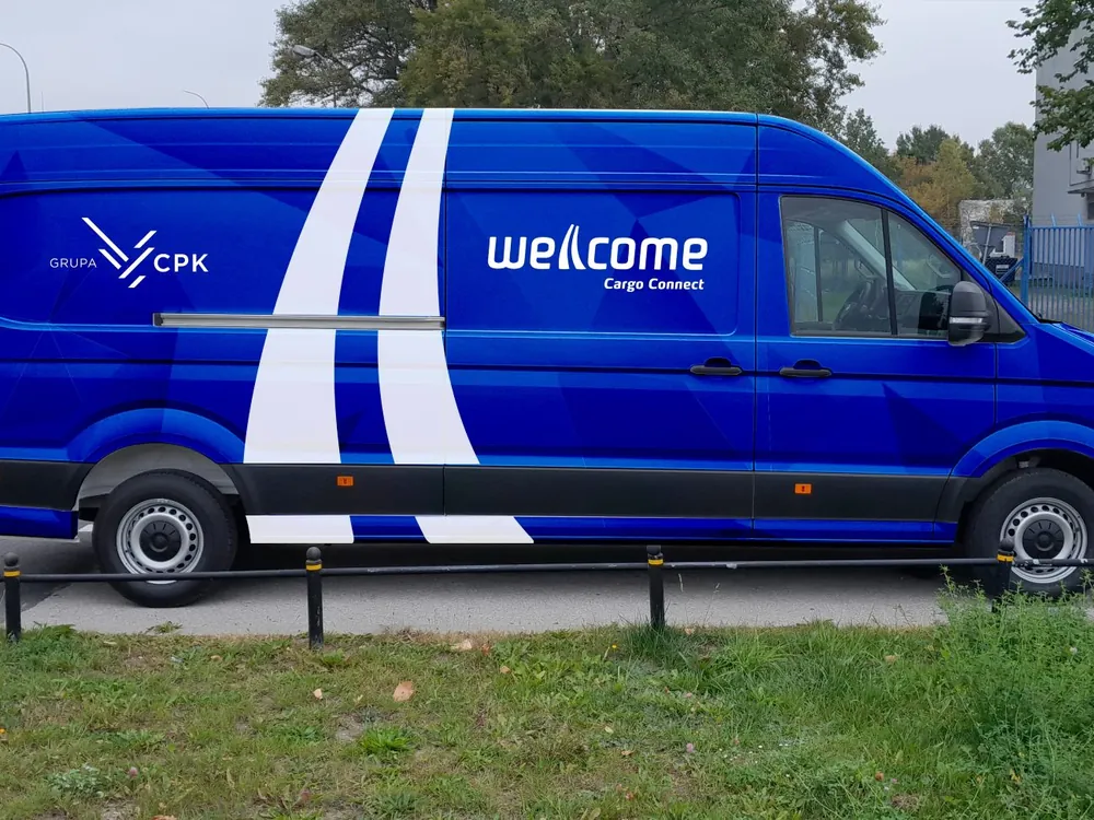 Bok pojazdu firmowego po pełnym oklejeniu folią z grafiką