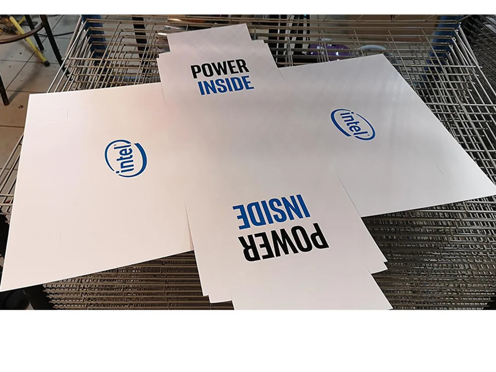 Wydrukowane arkusze z logo Intel Power Inside