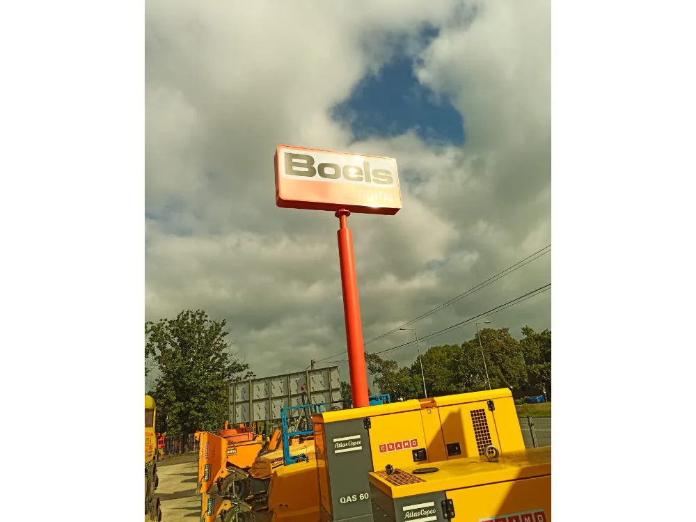 Pylon Boels na tle nieba przy wjeździe do oddziału