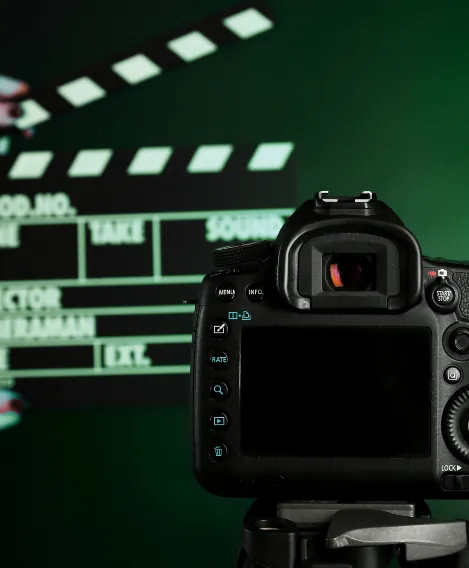 Klaps filmowy i aparat na planie zdjęciowym produkcji reklamowej