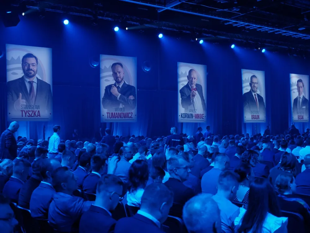 Sala konferencyjna z ekranami wyświetlającymi prezentację multimedialną