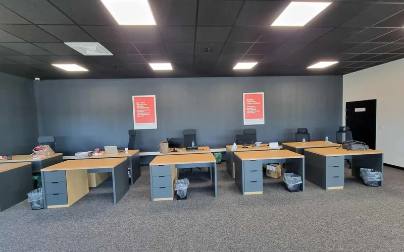 Open space z tablicami informacyjnymi w kolorach marki