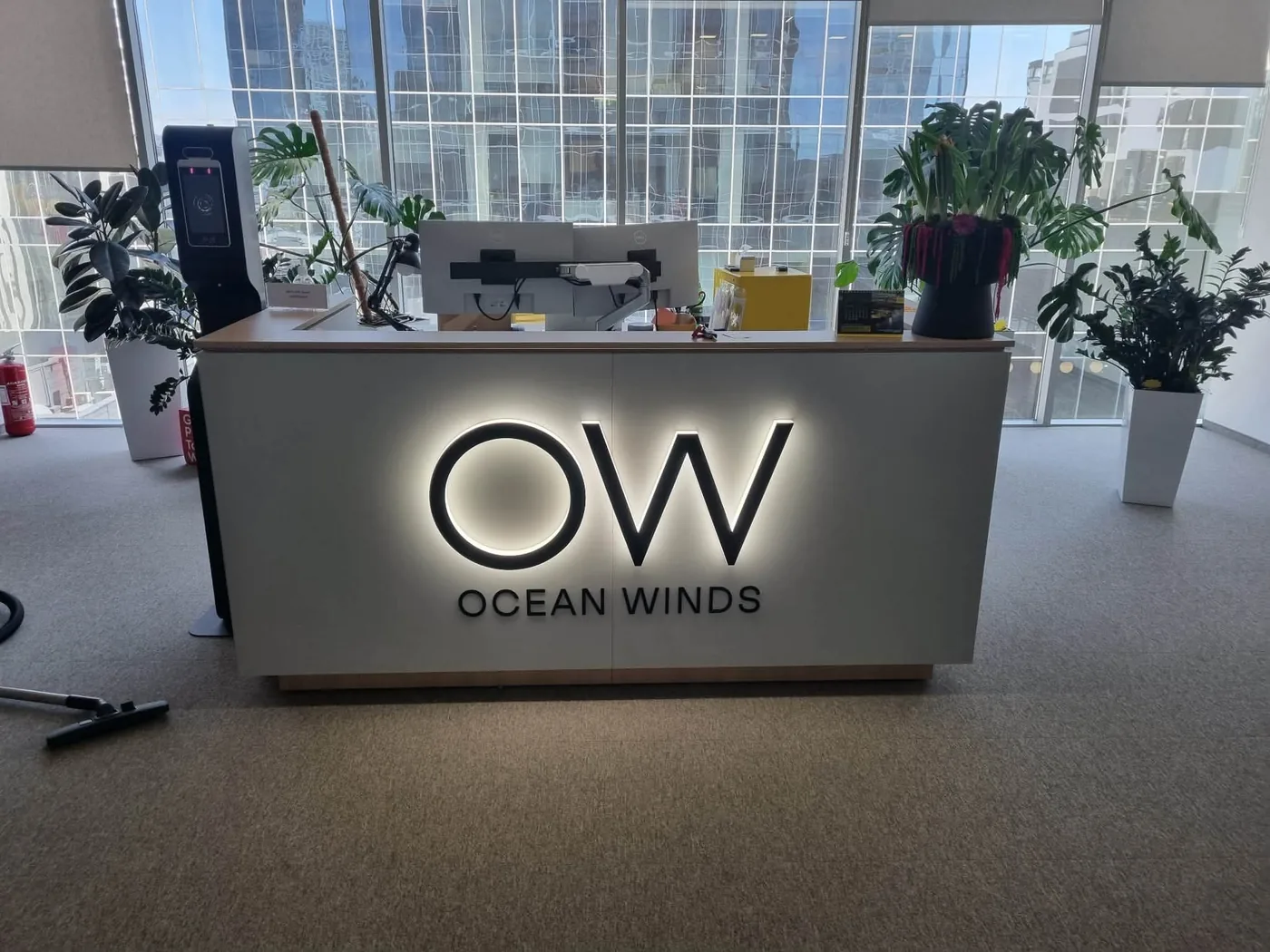 Podświetlane logo Ocean Winds na ladzie recepcji