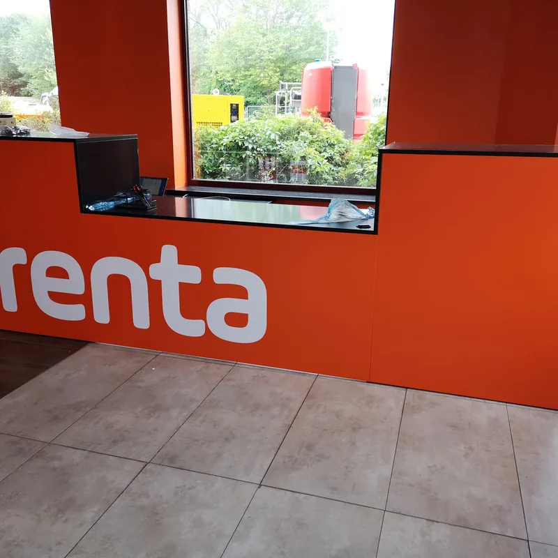 Logo Renta na ścianie recepcji