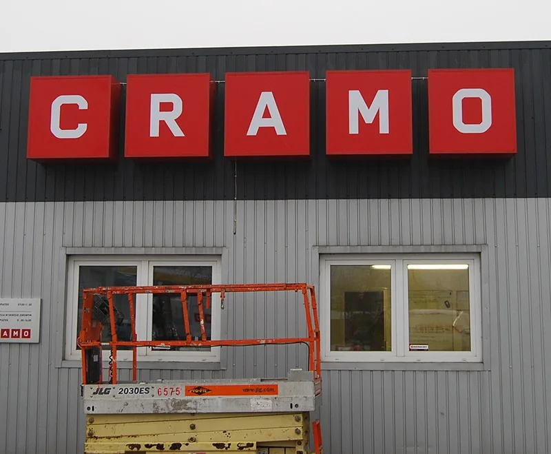 Kasetony z literami CRAMO na elewacji oddziału