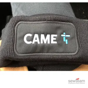 Czapka z haftowanym logo firmy