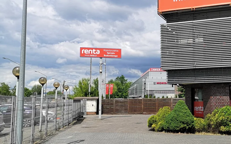 Kaseton Renta na narożniku budynku, widoczny z dwóch stron