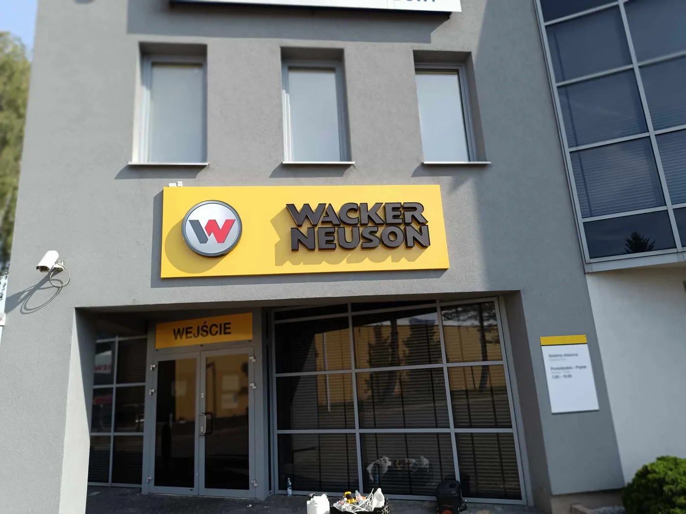 Kaseton reklamowy Wacker Neuson nad wejściem do oddziału