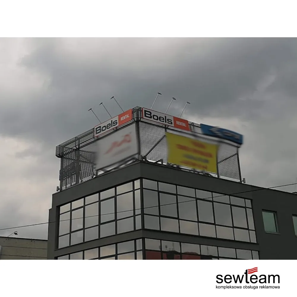 Oznakowanie Boels na dachu budynku oddziału