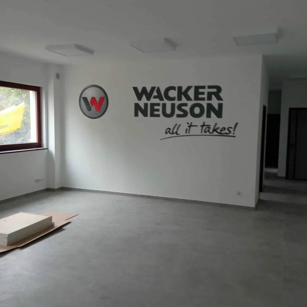 Logo Wacker Neuson na ścianie w oddziale