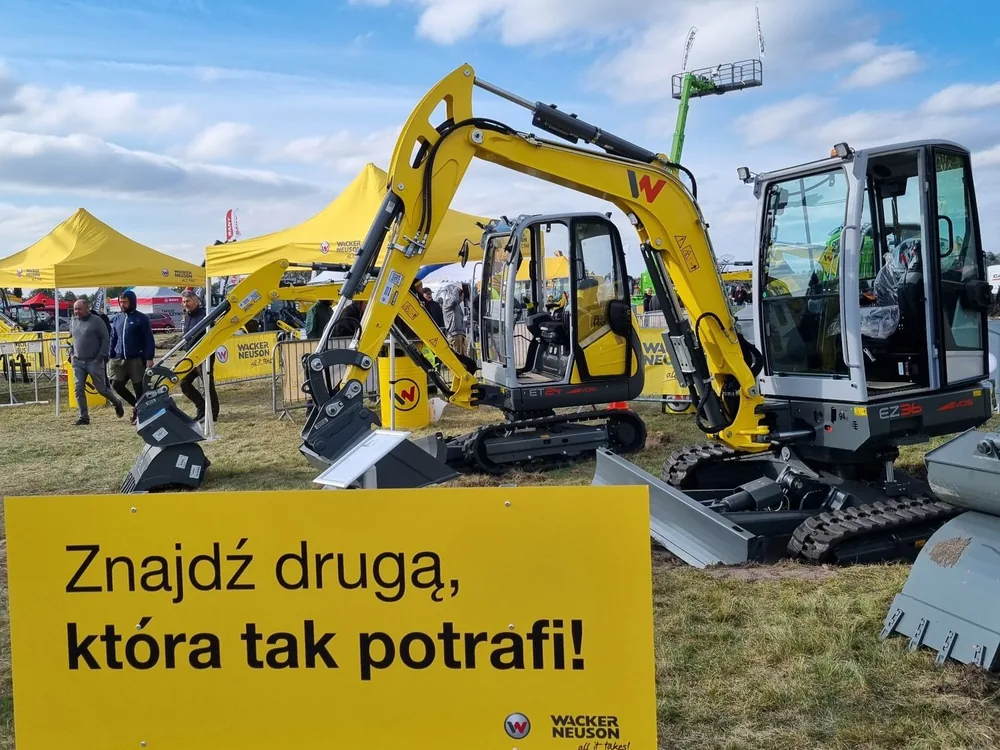 Tablica reklamowa Wacker Neuson ustawiona na terenie firmy