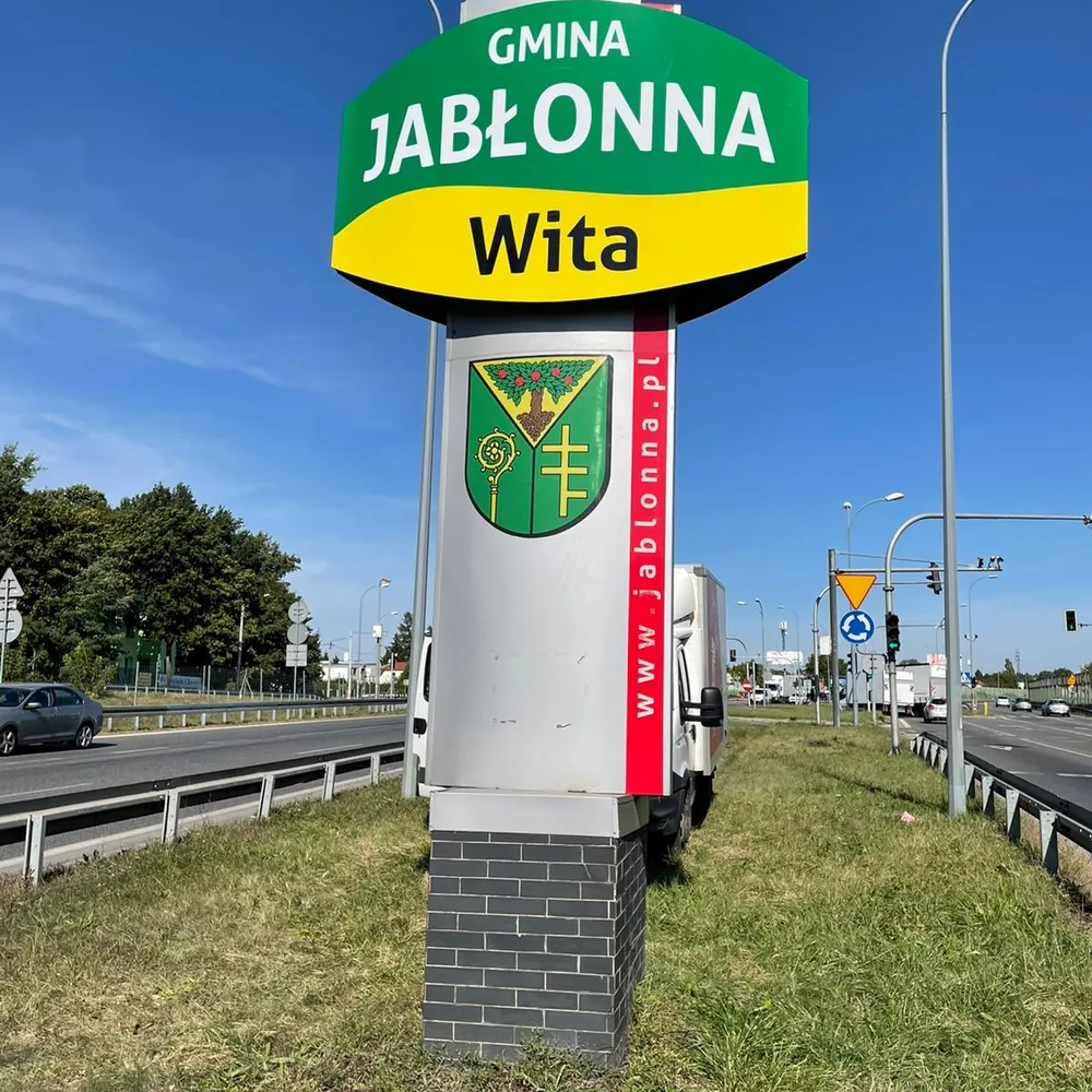 Totem powitalny Gminy Jabłonna przy drodze