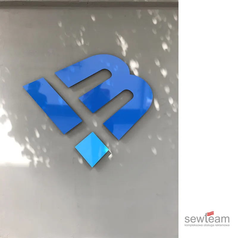 Szyld firmowy Metron nad wejściem do lokalu