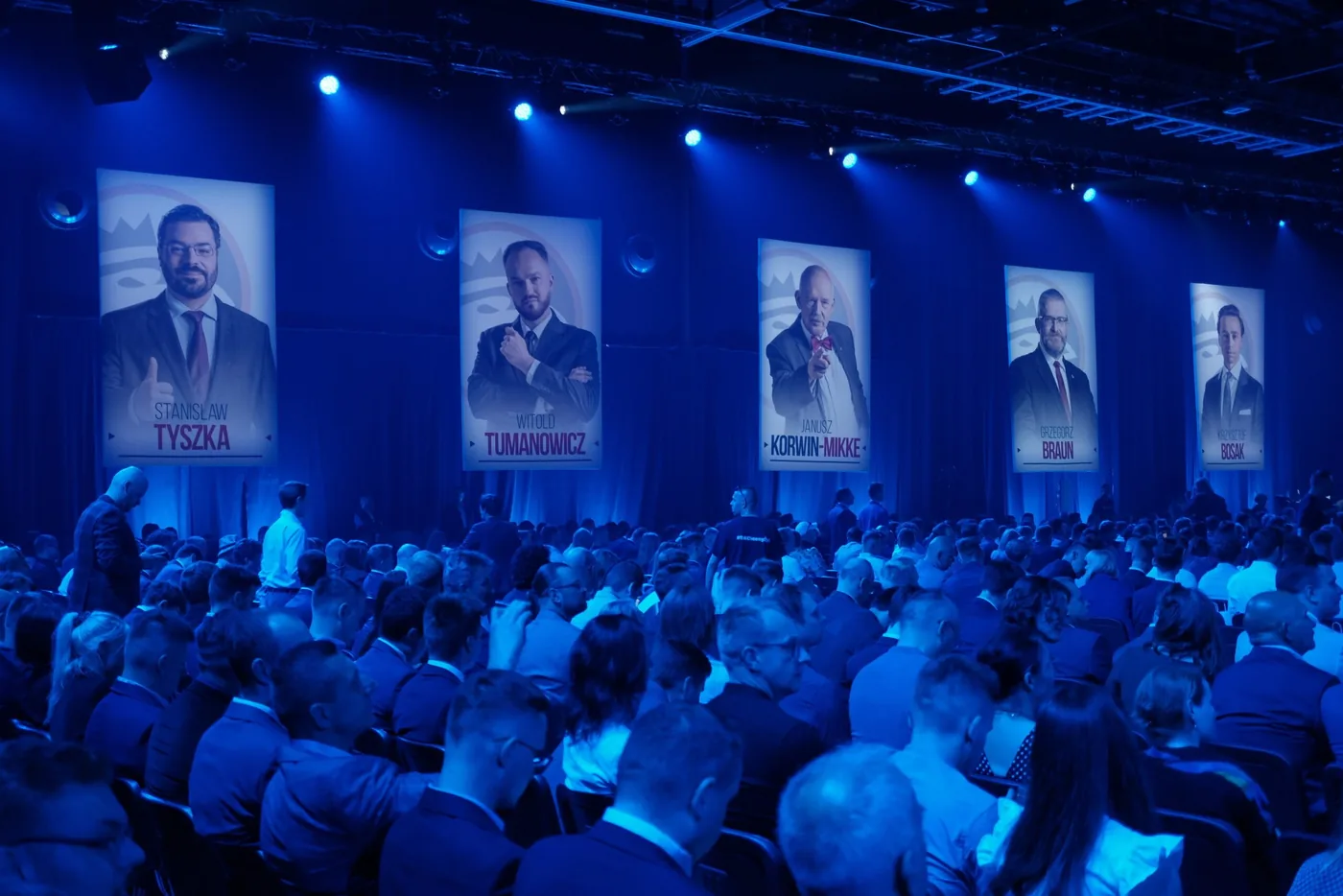 Scenografia konferencyjna ze sceną i ekranami