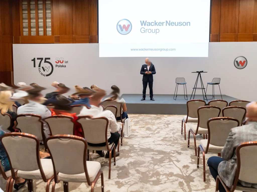 Konferencja Wacker Neuson z zabudową sceny i ekranem