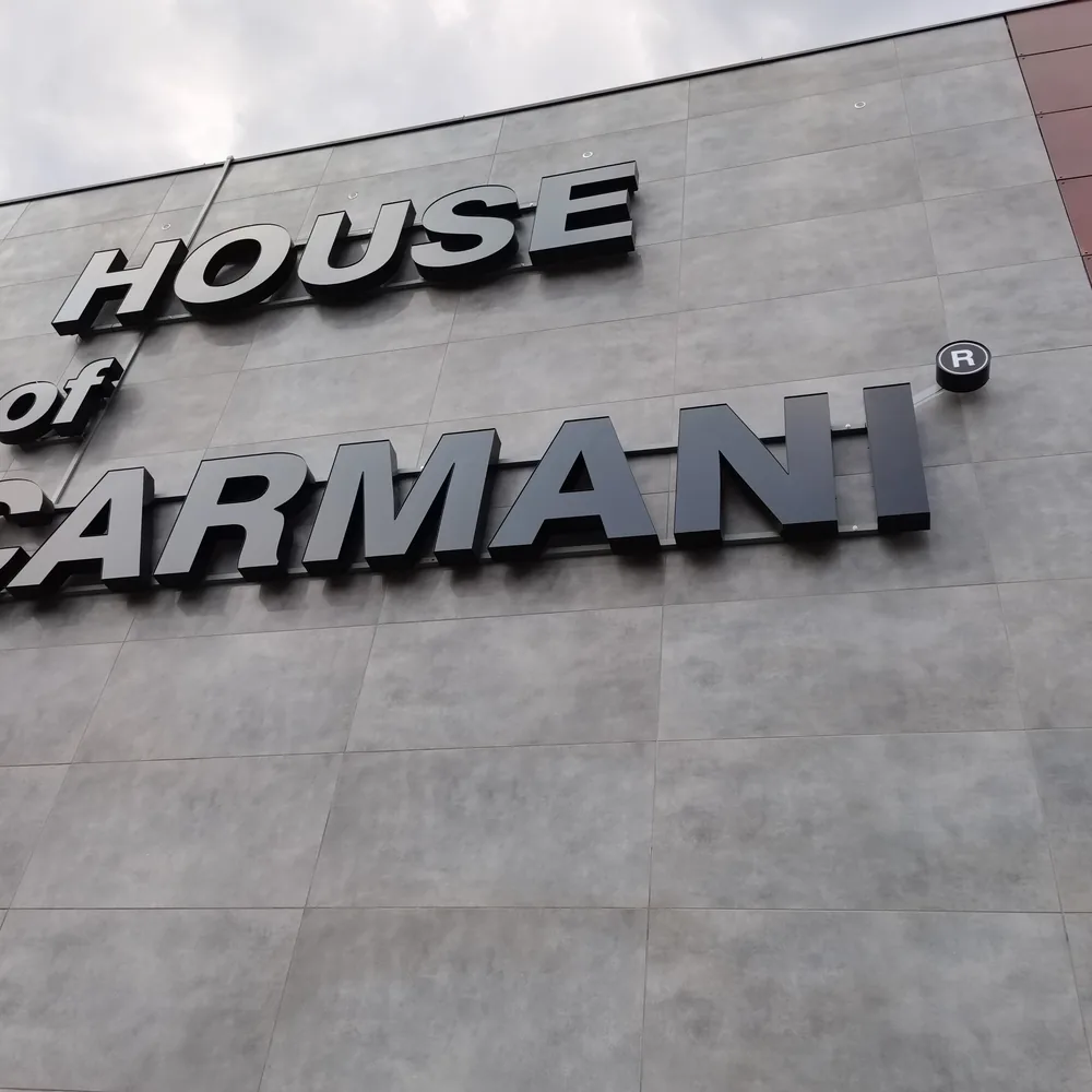 Litery House of Carmani na elewacji