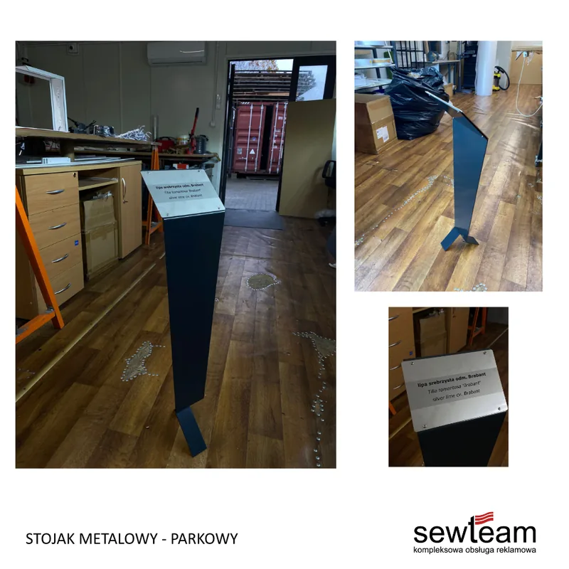 Stojaki informacyjne we wnętrzu budynku