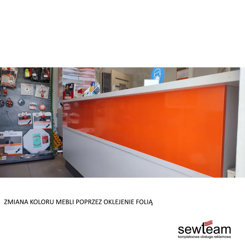 Meble w recepcji oklejone folią w kolorze marki Boels