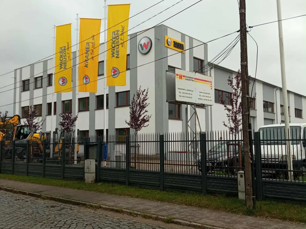 Flagi reklamowe Wacker Neuson przed oddziałem