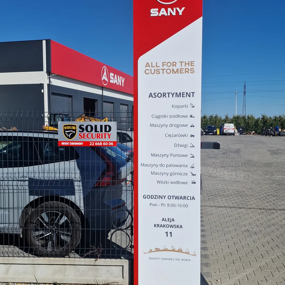 Pylon SANY przy wjeździe na teren oddziału