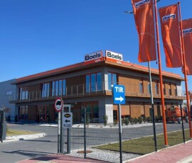 Oddział Boels Rental po rebrandingu - kasetony na elewacji i maszty flagowe