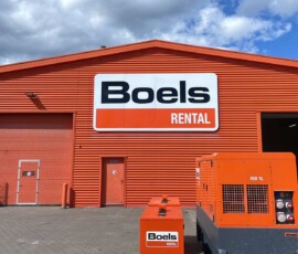 Kaseton Boels Rental na elewacji hali oddziału po zmianie identyfikacji wizualnej