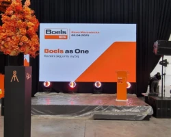 Scenografia eventowa na konferencji w Warszawie, scena, ścianka brandingowa LED