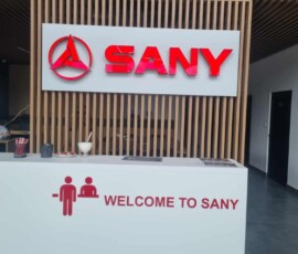 Oznakowanie recepcji i ściana powitalna dla firmy SANY — realizacja SEWTEAM