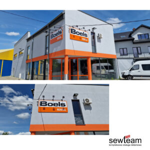 Kaseton świetlny i semaforowy Boels Rental na elewacji oddziału