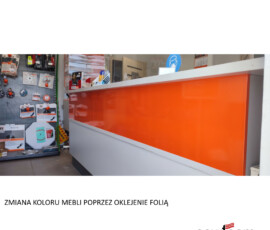 Lada w oddziale Boels oklejona pomarańczową folią - oznakowanie wewnętrzne