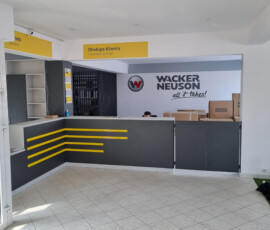 System wayfinding w biurowcu, tablice kierunkowe, numeracja pomieszczeń, piktogram Oznakowanie wewnętrzne biura