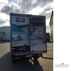 Oklejony van firmowy z pełną grafiką reklamową — branding floty Warszawa